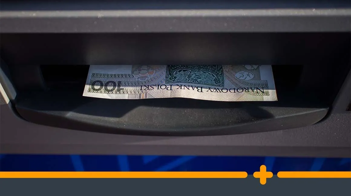 Banknot 100 złotych wypłacany z bankomatu