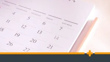 zbliżony widok na otwarty kalendarz z zaznaczonymi datami tygodnia